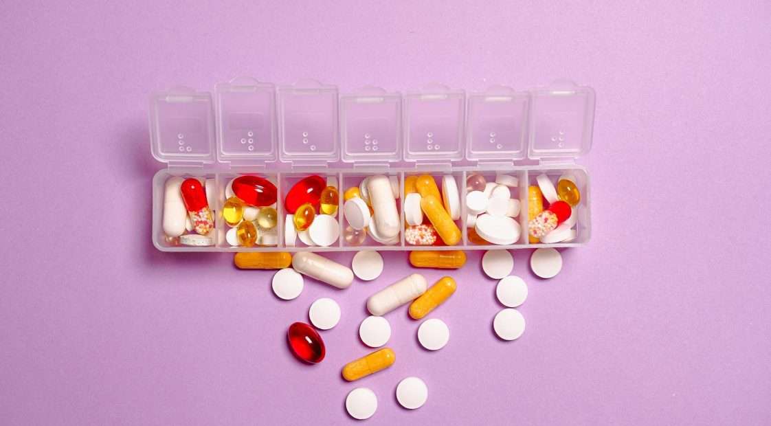 gyógyszeradagoló doboz tablettákkal